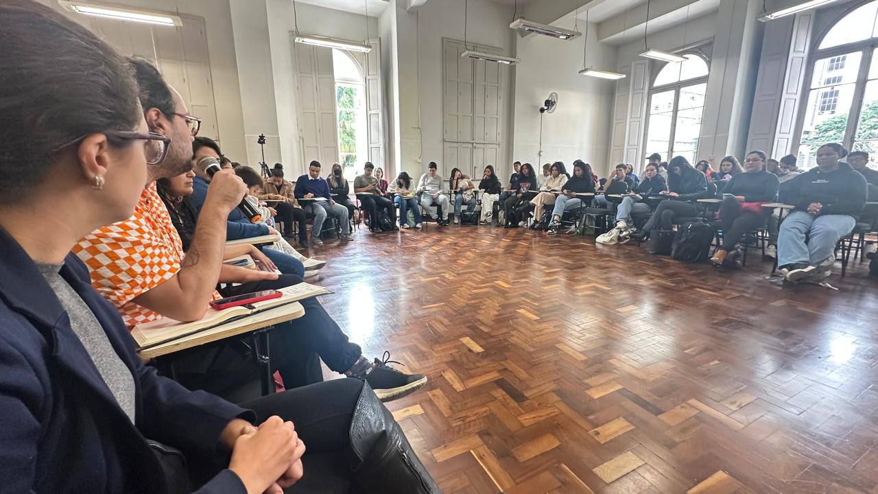 Roda de conversa reúne trabalhadores de ‘taxas’ e alunos do primeiro ano de Direito da UFPR